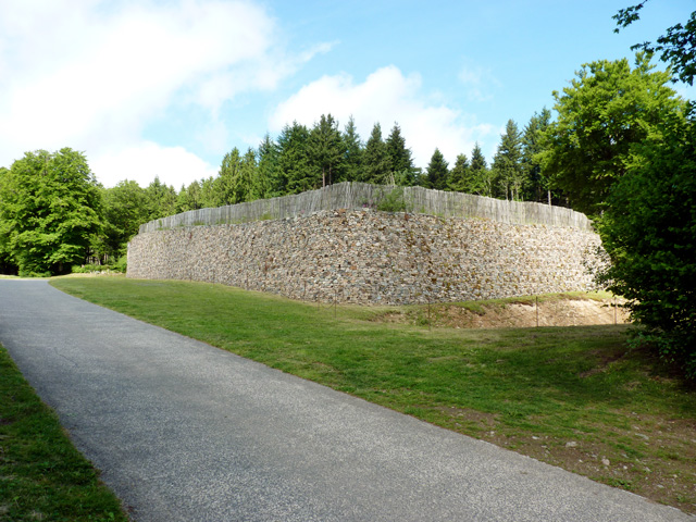 Reconstitution de la Porte du Rebout à Bibracte - Crédit Photo : Jean Dechaume