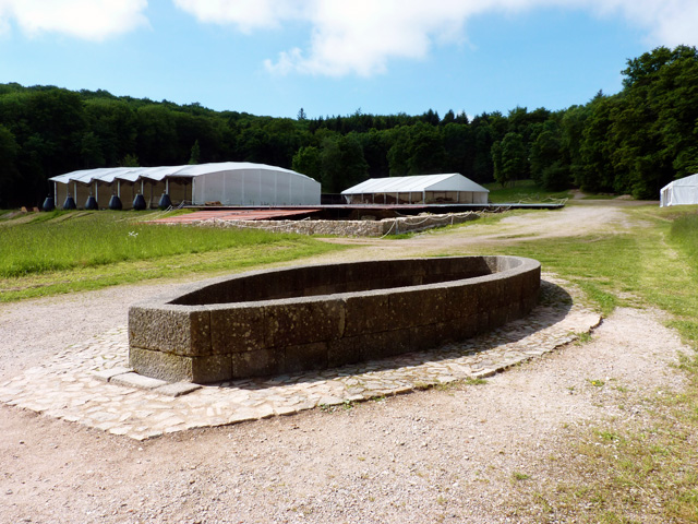Le bassin monumental de Bibracte - Crédit Photo : Jean Dechaume