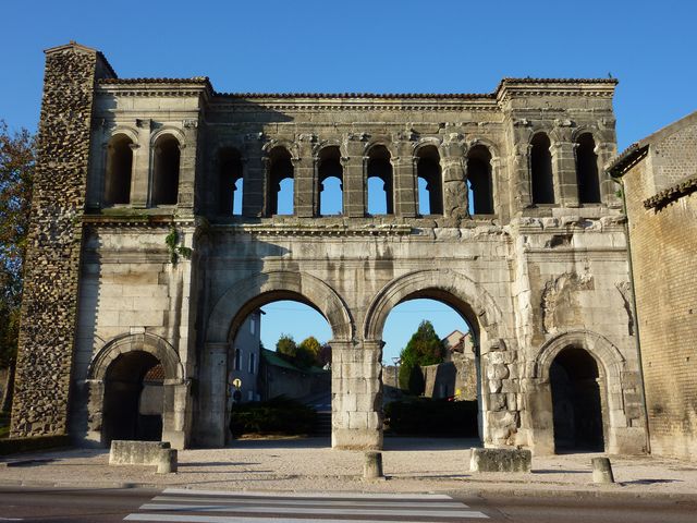 La porte St André d'Augustodunum - Crédit Photo : Wikipédia